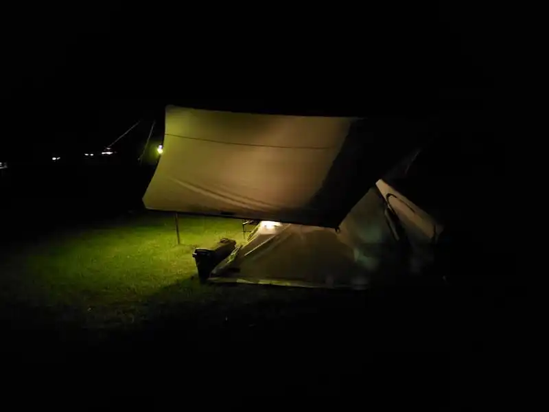 夜間のタープとテント側面