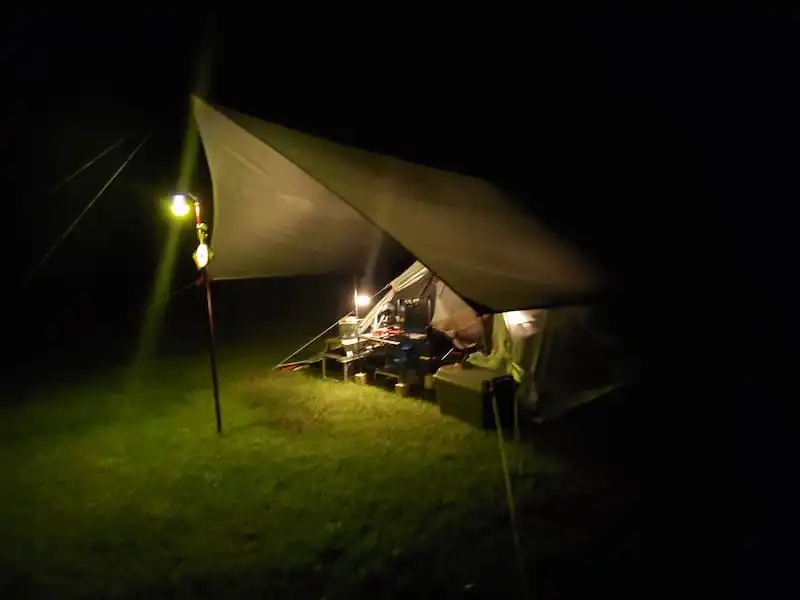 夜間のタープとテント斜面