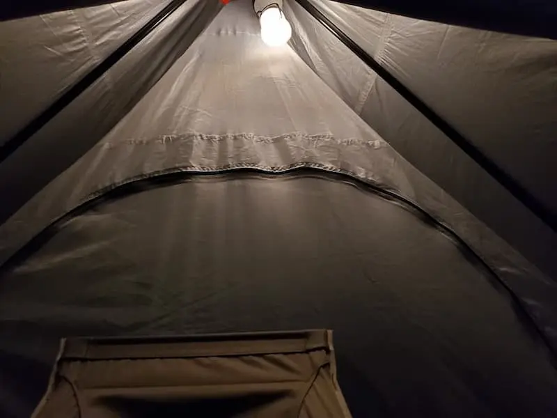 テント内に吊るしたジェントスEX136Sのアップ