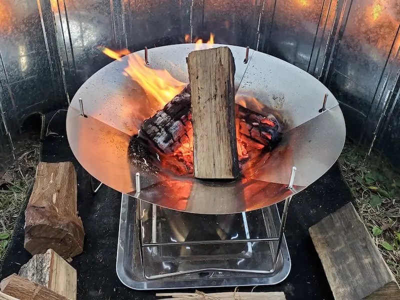 ソロツアー焚き火台のプレートの上に置いた薪