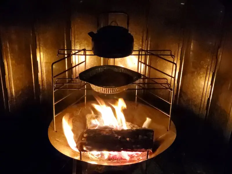 上段にお湯と下段に料理を温めているソロツアー焚き火台