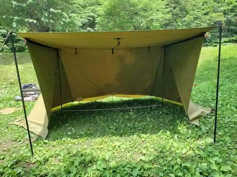 芝生の上に置かれたテント