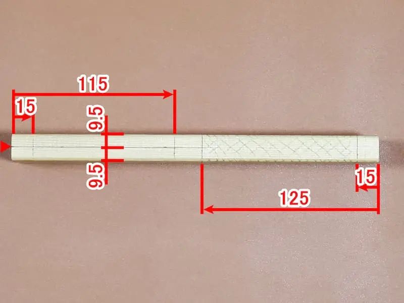 ダボ穴位置の寸法が表記された中央板