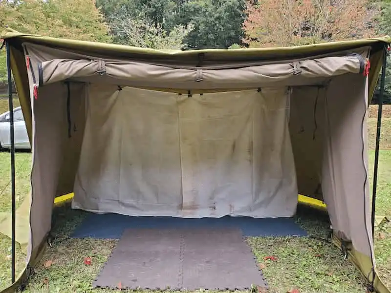 テントに取り付けた前幕と内幕
