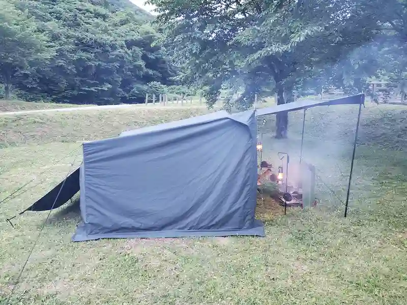 芝生に設営したテントKUJYUの側面