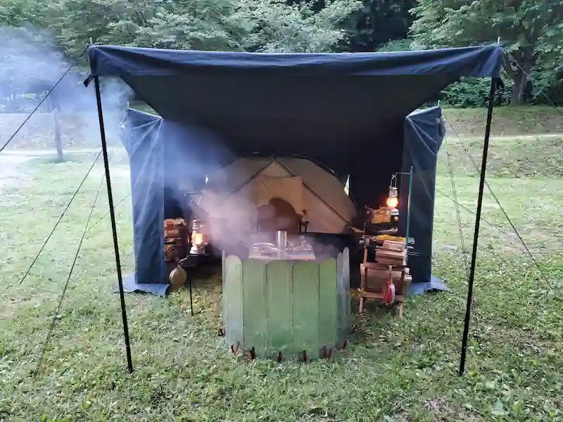 芝生の上にあるテントKUJYUの正面