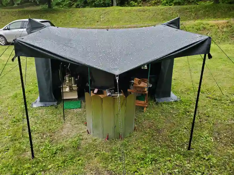 雨天の芝生の上にあるテントKUJYUの正面